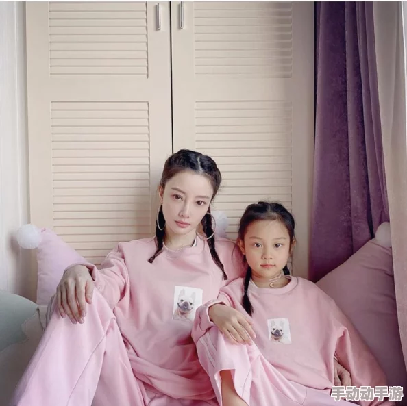 怎么看见了女孩穿了小馒头呢？从流行趋势分析可见，独特的服装风格吸引了众多年轻人的关注