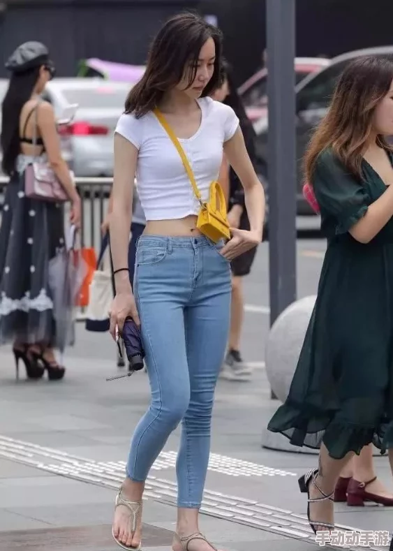 怎么看见了女孩穿了小馒头呢？从流行趋势分析可见，独特的服装风格吸引了众多年轻人的关注