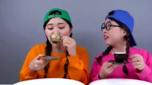 闺女互吃小头头：讲述了两个女孩之间的友谊与分享，展现了她们在生活中如何通过美食增进感情和互动