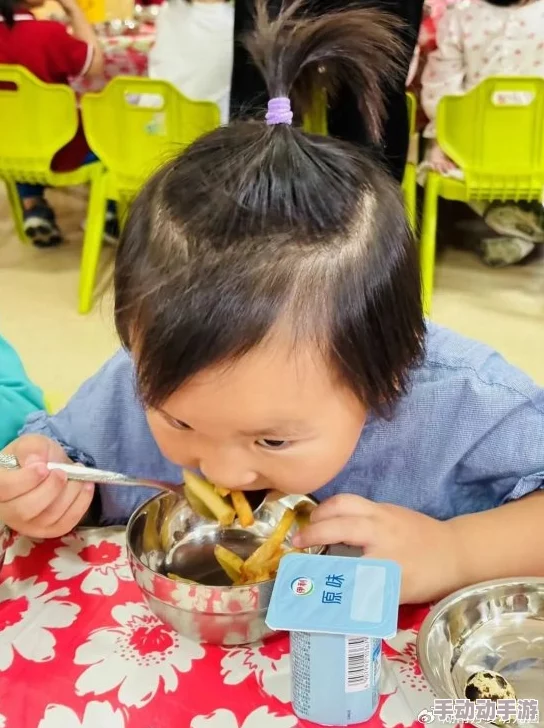 闺女互吃小头头：讲述了两个女孩之间的友谊与分享，展现了她们在生活中如何通过美食增进感情和互动