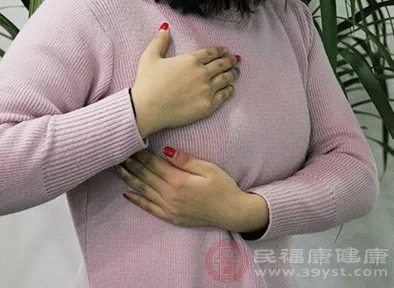 两个乃头被经理吃得又翘又肿视频，展现了一段引人注目的情节，涉及职场关系与个人隐私的复杂交织