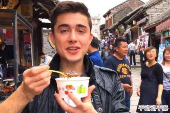 一个上面吃一个下的动态：探索美食与生活交融的奇妙体验与用户热评汇聚的深刻见解