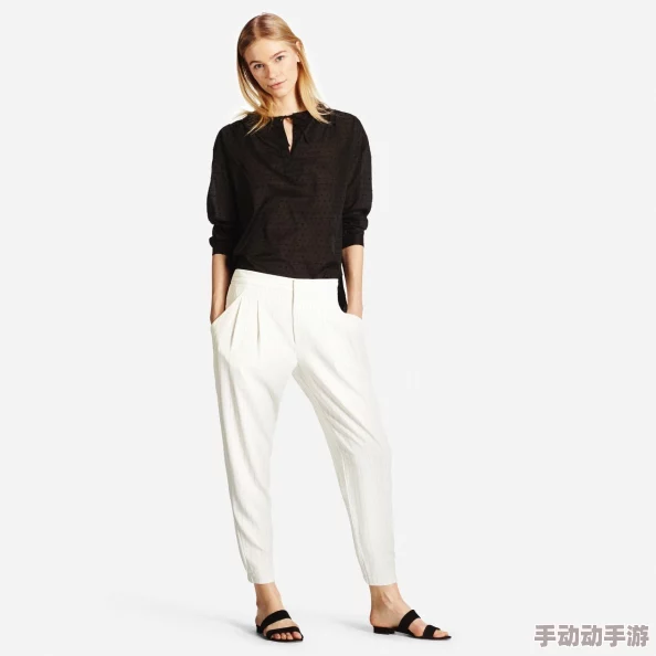 兄弟你女朋友的裤子很有特点啊，简直是时尚界的一股清流
