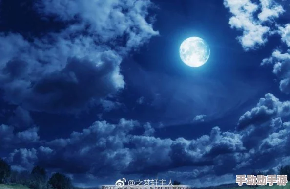 小芳第一篇十五的月亮很圆，令人陶醉在浪漫的夜晚中