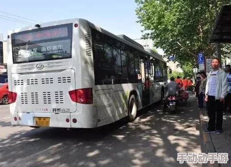 公交车挤进腿间律动娇喘，感受城市节奏与青春热情的交织瞬间