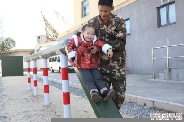“一小孩半夜喂女生吃困吧，温馨举动引发网友热议，童趣与关爱交融的甜蜜时刻”