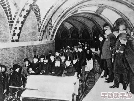 地铁逃生游戏对比：乔治战术智慧VS大白生存技巧，谁更胜一筹？