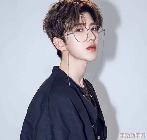 男生将坤坤赛季女生的定眼免费，网友称“太好看了，期待更多精彩表现！”