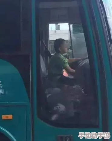 男Ji大巴进入女人的视频66m，用户表示：“画面真实带感，值得一看，令人震撼！”