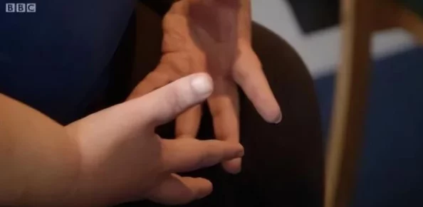 控射系列薄肌体育生被取精，网友热议：这是对学生隐私的寝犯，还是一种科学研究的必要？