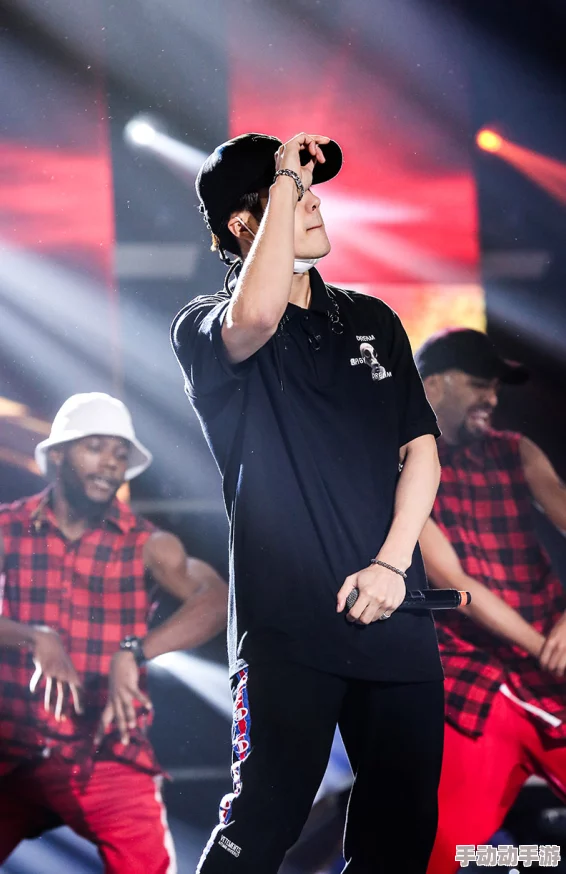 巨大rapper：网友热议其音乐风格与舞台表现，惊叹于其歌词深度与个人魅力，纷纷表示期待新作。