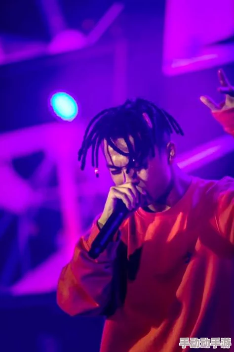 巨大rapper：网友热议其音乐风格与舞台表现，惊叹于其歌词深度与个人魅力，纷纷表示期待新作。