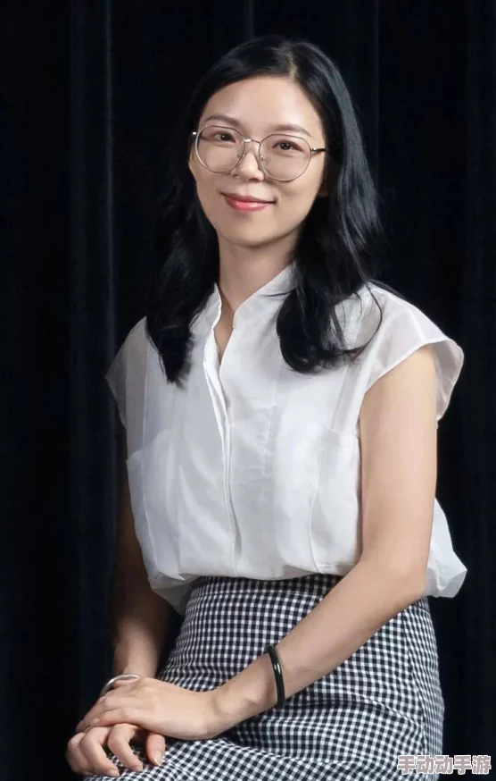 通过艺术视角解读张筱雨两腿玉门大开引发的文化思考与争议