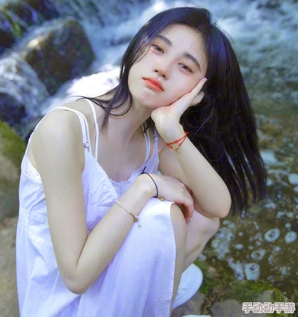通过艺术视角解读张筱雨两腿玉门大开引发的文化思考与争议