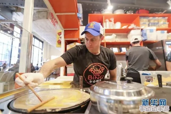 跟兄弟互吃坤巴，感受友情的深厚与美食的魅力，共同分享生活中的点滴乐趣与温暖