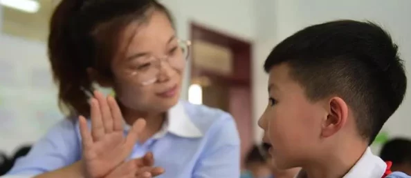 班长露出让学生吃的背后，反映了校园文化与师生关系的微妙变化与挑战