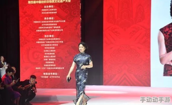 法国空姐2019满天星法版：星辉照耀，展现了航空服务的优雅与专业，让每一次飞行都如同在星空下漫步
