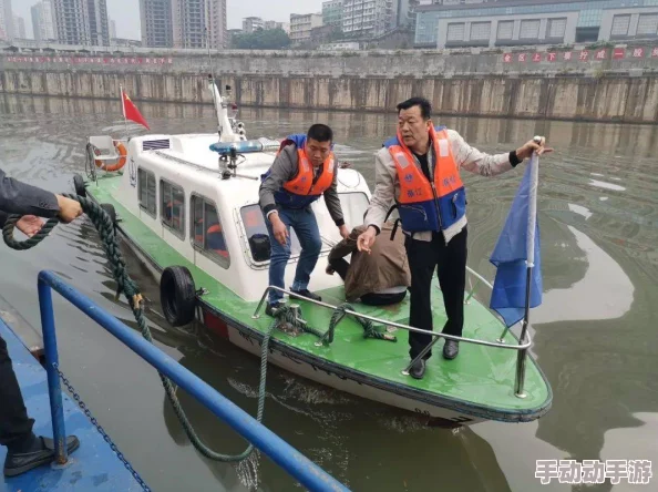 老卫把船开到河中心的故事，网友纷纷表示：这真是一个勇敢又有趣的决定，让人想起了童年的冒险！