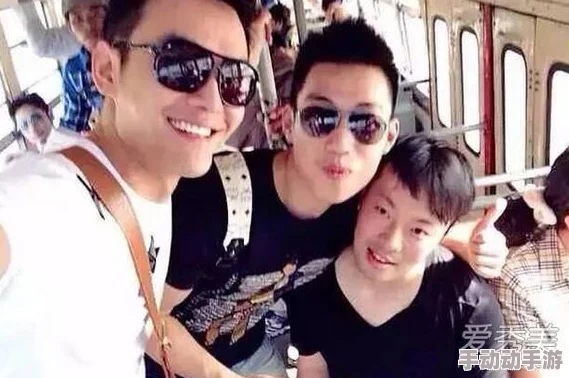 男人私秘 Gay军人：网友热议，是否应该公开自己的性取向？这对军人的职业生涯会产生怎样的影响？