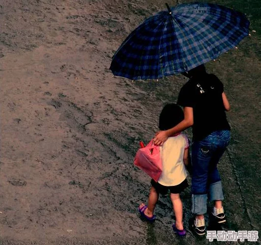 在雨中潮湿的雨中母亲的悄悄话中隐藏着深刻的人生哲理