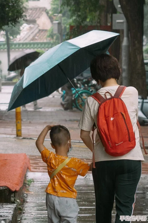 在雨中潮湿的雨中母亲的悄悄话中隐藏着深刻的人生哲理