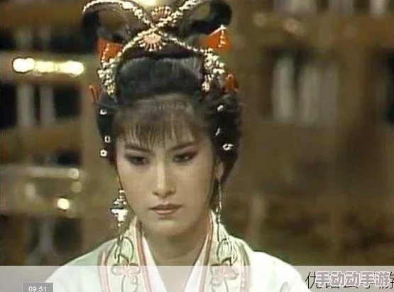 西施咬铁球流眼泪翻白眼，因新剧角色挑战极限引发网友热议与关注