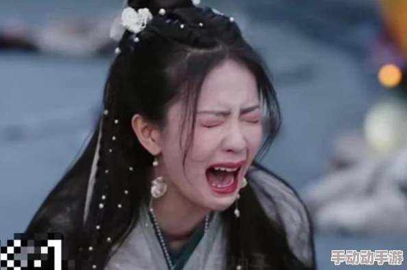 西施咬铁球流眼泪翻白眼，因新剧角色挑战极限引发网友热议与关注