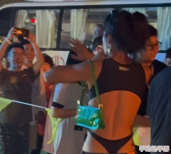 在KTV拨开内裤进入，网友纷纷表示这种行为极其不妥，呼吁加强公共场所的道德教育与法律意识