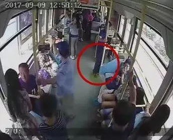 公交车被-脱-了-内-裤-进入，乘客反应不一引发热议，公共交通安全问题亟待重视与改善