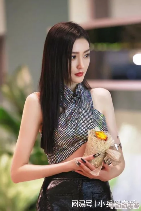 女尤 反差女友：网友热议这对情侣，认为她的个性与外表形成鲜明对比，引发了大家对于爱情和审美的深思