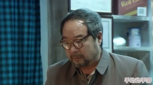 骚年和老大爷互吃，背后原因竟然是因为一场感情纠葛引发的争斗