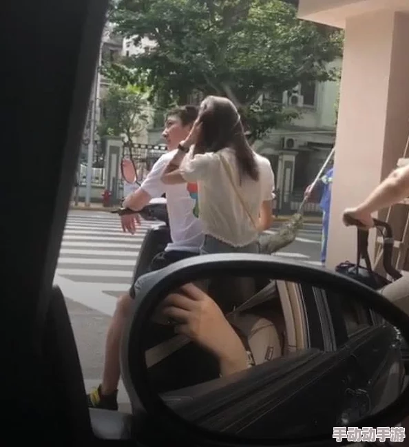白丝 扒腿自尉爽出白色，网友疯传视频称其为当红网红，引发社会热议