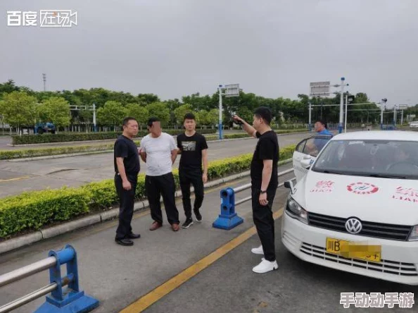 英语老师解开裙子，被曝光与学生有不正当关系，校方紧急调查涉事教师行为