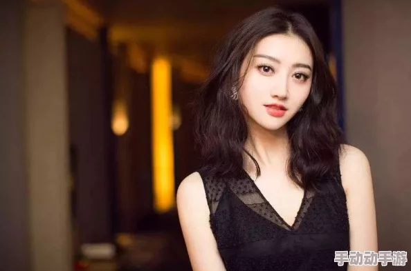 男生女生一起相嗟嗟嗟声音很大！某知名明星被曝与新欢同游，疑似情侣关系引发网友热议