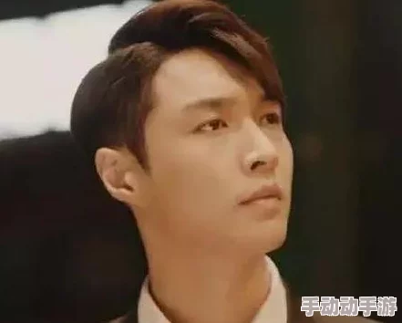 黑瞎子吃醋做哭解雨臣，网友纷纷表示这剧情太狗血，让人忍不住想追下去，期待后续发展！