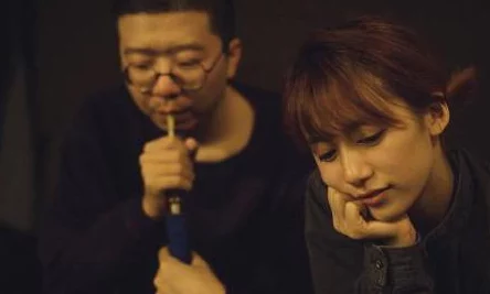 大陆色老太婆：她的神秘恋情曝光，竟与当红小生暗中交往，引发网友热议！