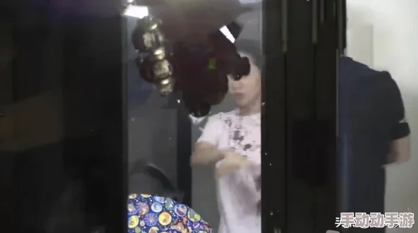 叼嗨视频：某明星与神秘对象深夜约会，现场目击者曝出惊人细节引发热议！