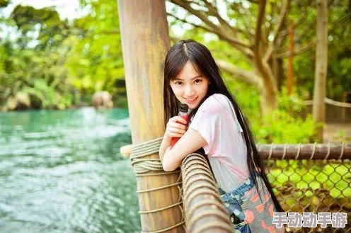 白丝校花 扒开：校园生活中的青春悸动与成长故事，展现了年轻人的梦想与追求