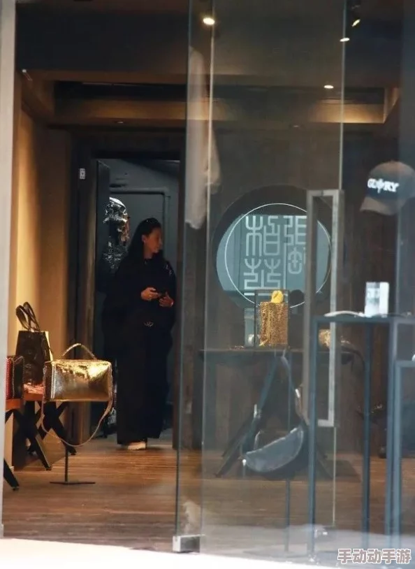 日产精品秘 入口:某明星曾在此购物,疑似与店主有不正当关系 日产精品秘 入口:某明星曾在此购物,疑似与店主有不正当关系