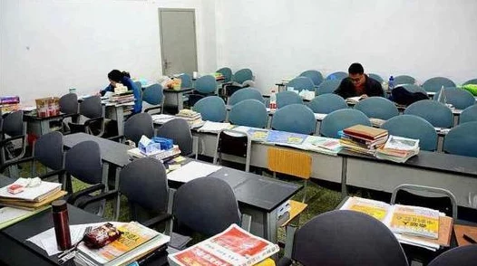 老师脱 让学生摸  无 遮 挡 ：事件引发广泛关注，教育界对师生关系的讨论愈加深入