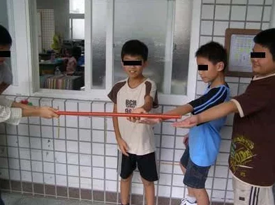 老师脱 让学生摸  无 遮 挡 ：事件引发广泛关注，教育界对师生关系的讨论愈加深入