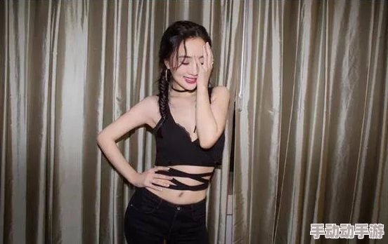 白丝美女扒开退，竟然被曝与神秘富豪恋情曝光，引发网友热议和猜测！