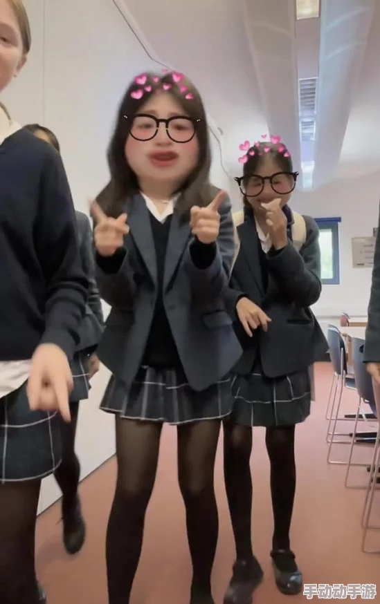 白丝美女扒开退，竟然被曝与神秘富豪恋情曝光，引发网友热议和猜测！