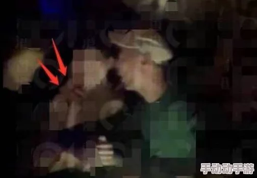 17c.12一起槽：某知名明星与疑似绯闻对象被目击在夜店亲密交谈，引发粉丝猜测二人关系更进一步