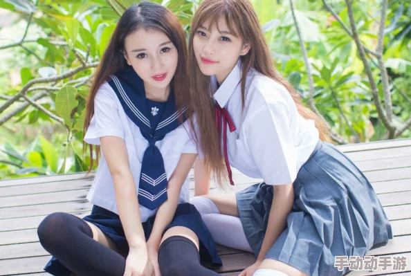 白丝校花无毛曝乳，校园内外流传她与学长的秘密恋情，引发众多网友热议和围观！