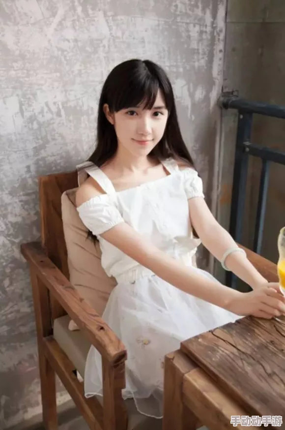 白丝校花无毛曝乳，校园内外流传她与学长的秘密恋情，引发众多网友热议和围观！