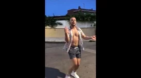 老太婆脱了裤子让我玩，结果我发现她竟然是个隐藏的艺术家，给我展示了惊人的绘画技巧！