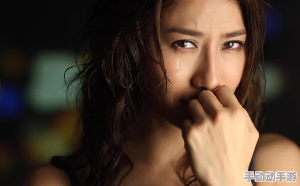 老女人裸体婬交：探讨社会对年龄与性欲的偏见，以及在不同文化背景下，女性身体和性的表现如何被理解和接受