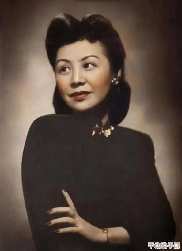 老女人裸体婬交：探讨社会对年龄与性欲的偏见，以及在不同文化背景下，女性身体和性的表现如何被理解和接受