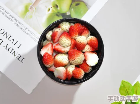草莓丝瓜芭乐鸭脖奶茶的装饰元素，网友纷纷表示创意十足，色彩搭配令人惊艳，口感与视觉双重享受！